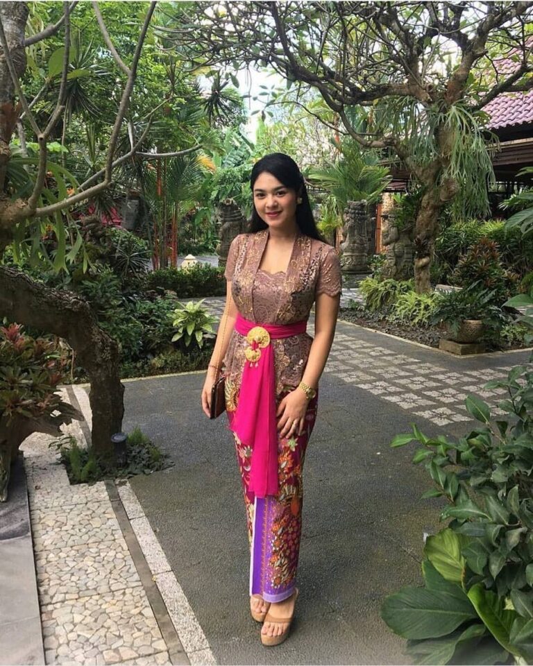 √ 45+ Model Kebaya Bali Modern Brokat Modifikasi Anti Norak!