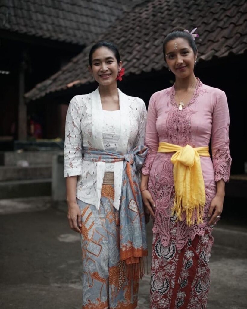 √ 45+ Model Kebaya Bali Modern Brokat Modifikasi Anti Norak!