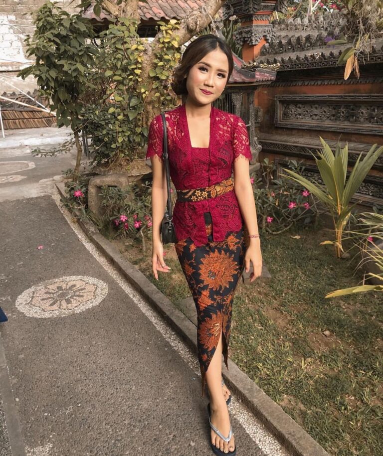 √ 45+ Model Kebaya Bali Modern Brokat Modifikasi Anti Norak!