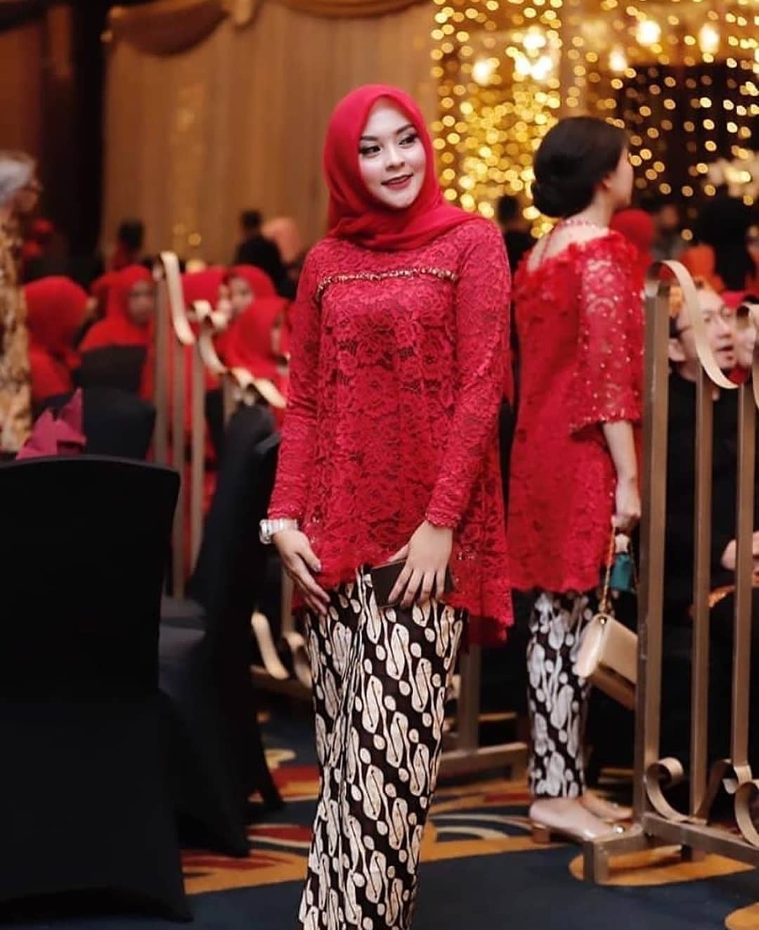 Model Kebaya Muslim Warna Merah