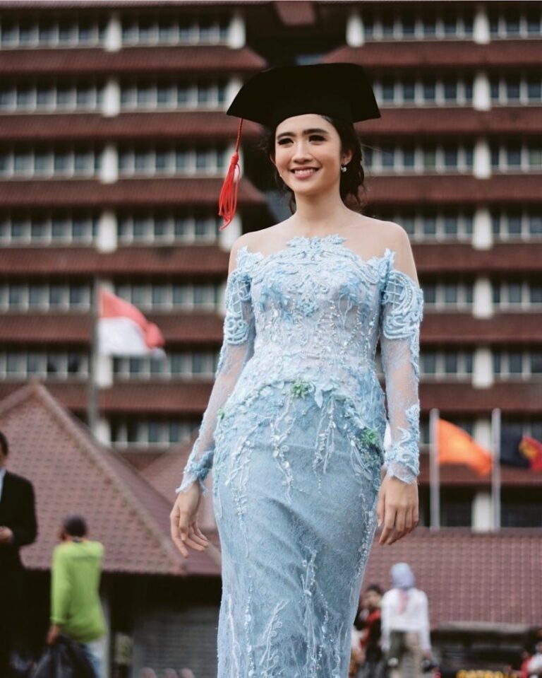 √ 60 Model Kebaya Wisuda Modern Simple Terbaru 2022