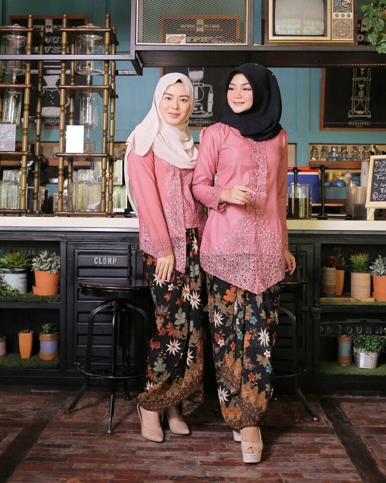 √ 60+ Model Kebaya Kartini Modern Brokat Hijab Terbaru 2020