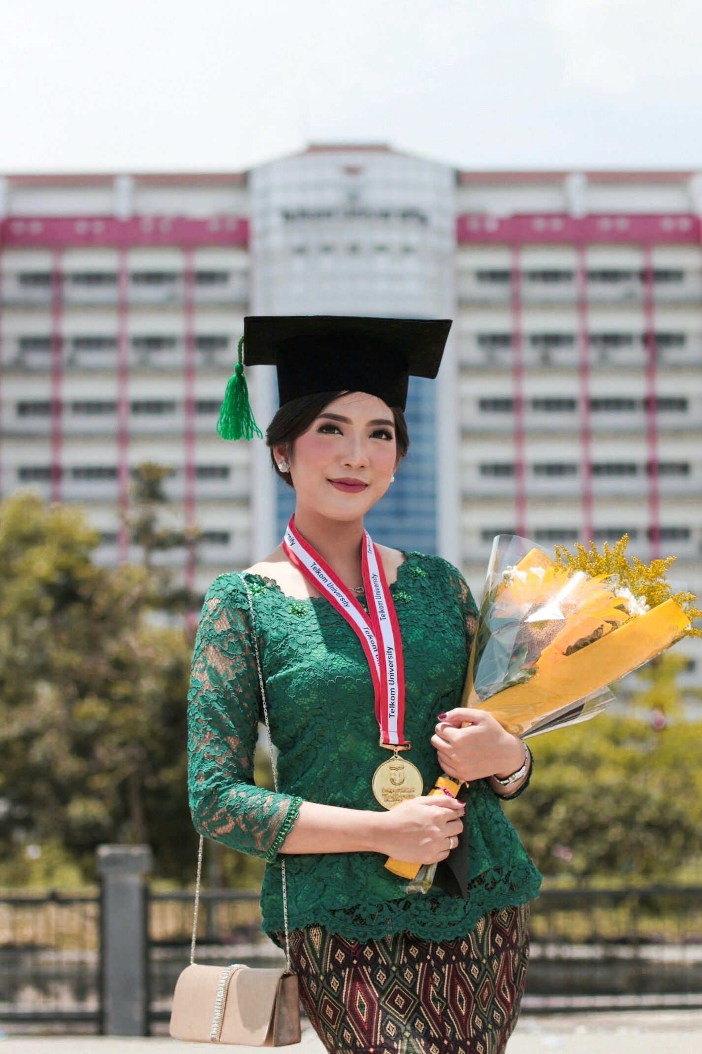 60 Model Kebaya Wisuda Modern Simple Terbaru 2021