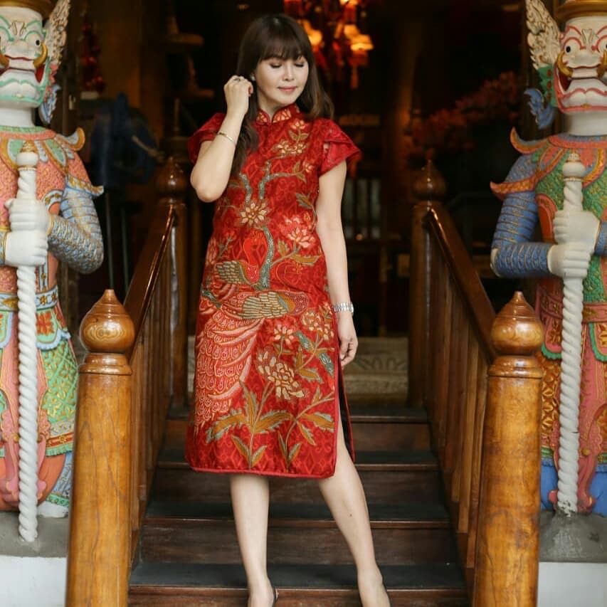 Mini-dress motif merak ala Tionghoa