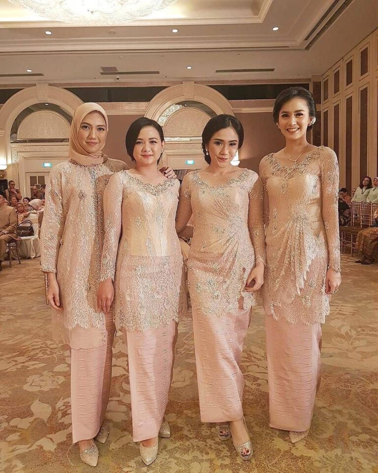 √ 60+ Model Kebaya Batik Modern Kombinasi Terbaru 2020