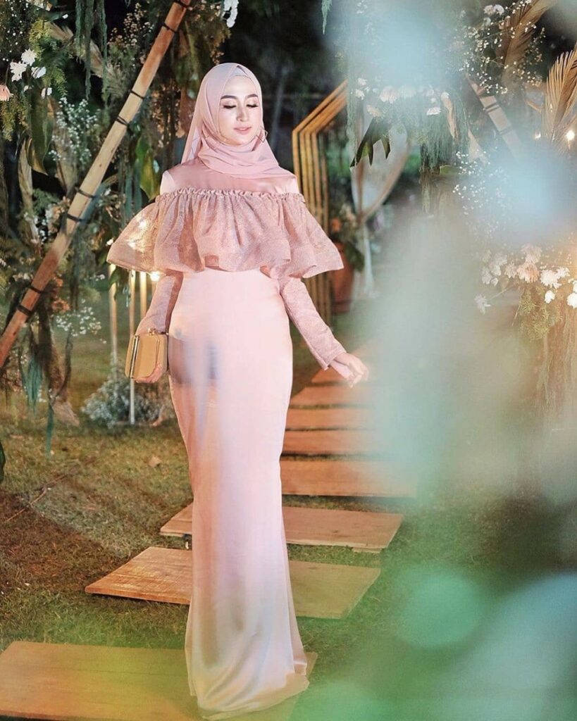 √ 60+ Model Kebaya Modern Terbaru 2020 - Inspirasi Wanita - Bergaya