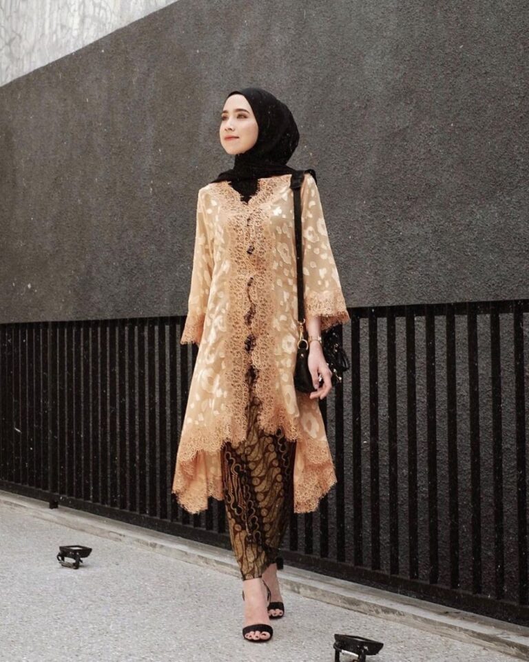 √ 60+ Model Kebaya Batik Modern Kombinasi Terbaru 2020