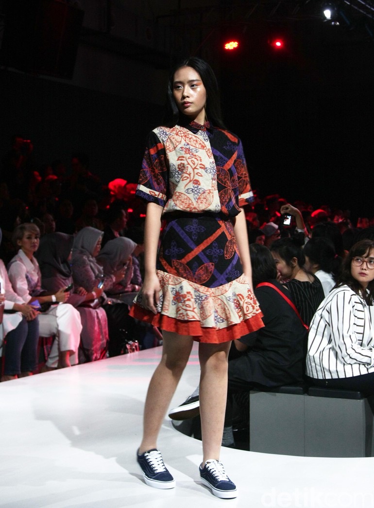 Model baju batik ceria
