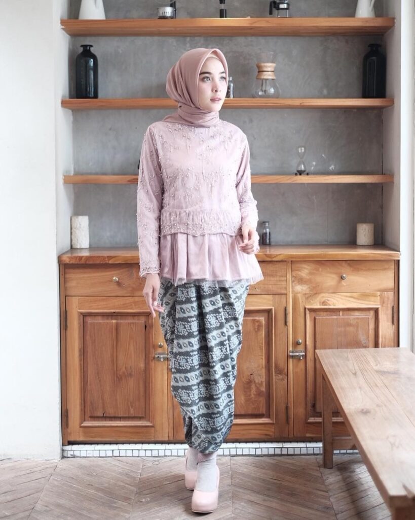 √ 60+ Model Kebaya Kartini Modern Brokat Hijab Terbaru 2020