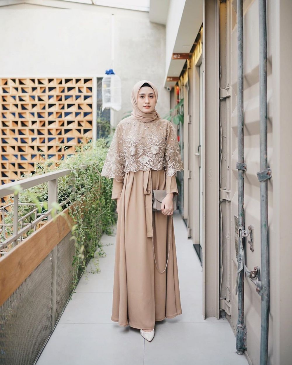 Gamis dengan Brokat Cape