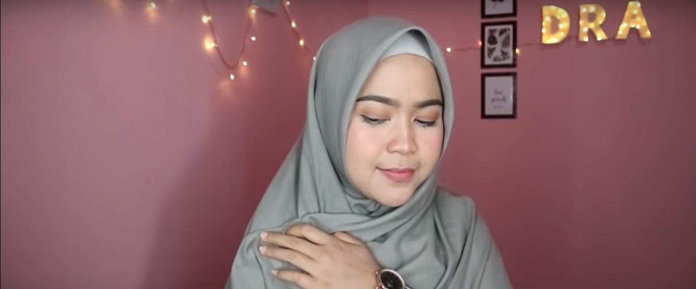Hijab Pashmina Menutup Dada