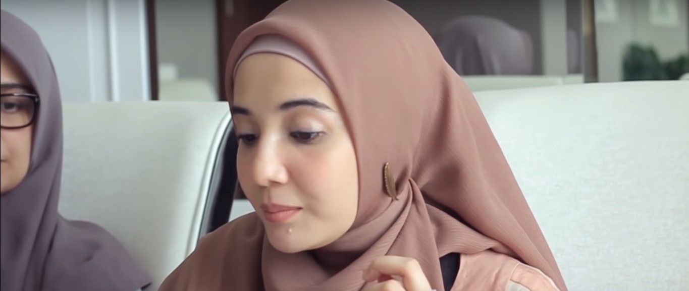 Tutorial Hijab Segi Empat 2 Warna