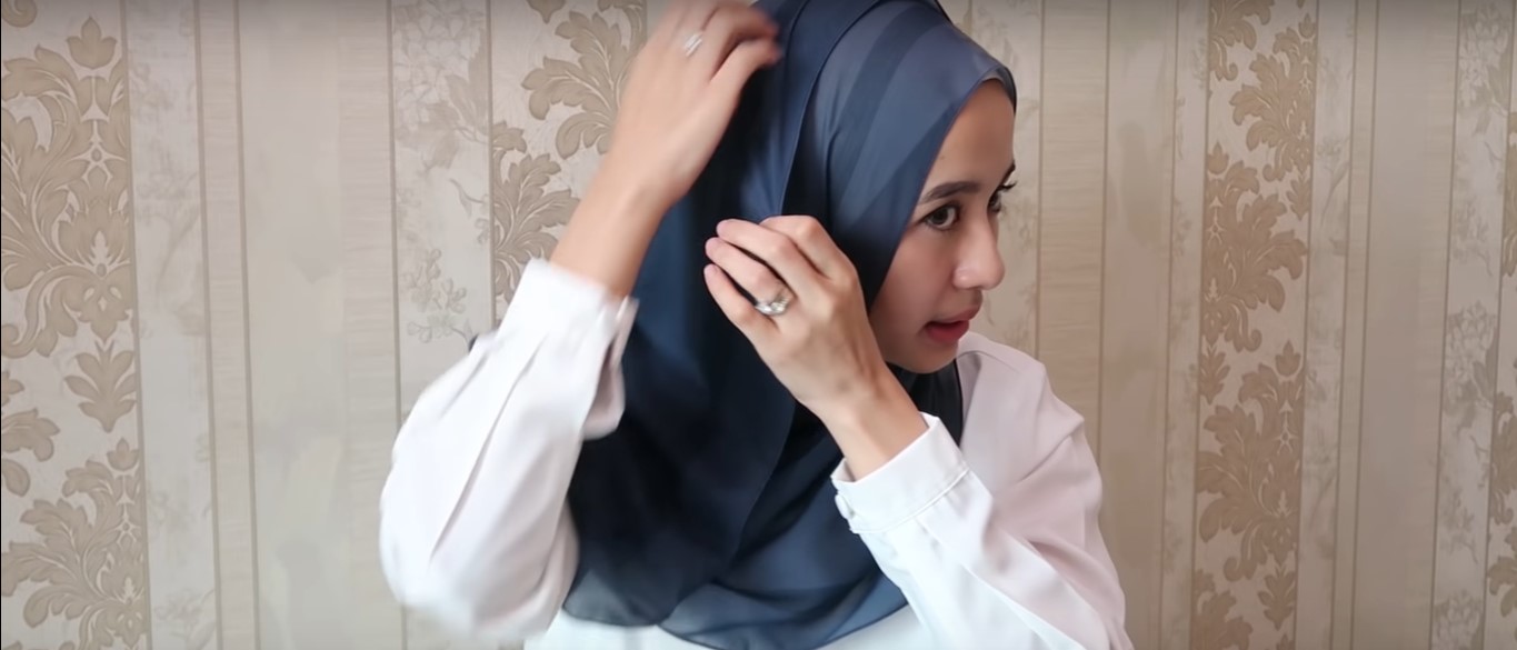 Tutorial Hijab Segi Empat Bahan Satin