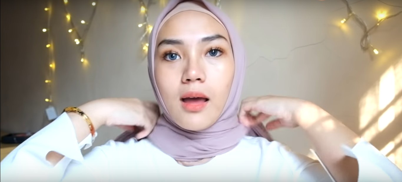 Tutorial Hijab Segi Empat Menutup Dada