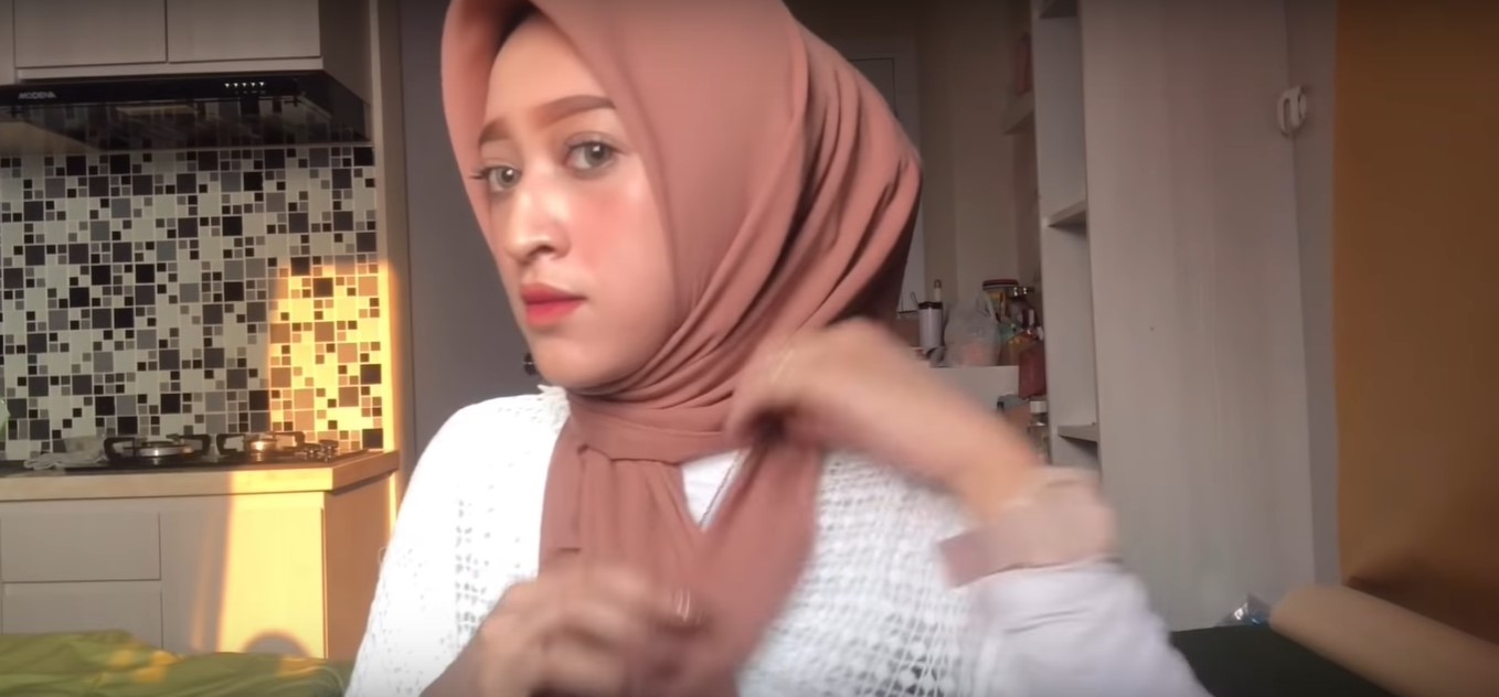 Tutorial Hijab Segi Empat Paris Simple