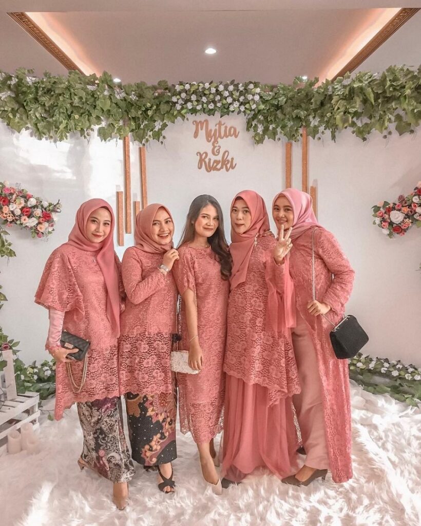 45 Model Dress Bridesmaid Hijab Modern Elegan 2022 Rekomendasi